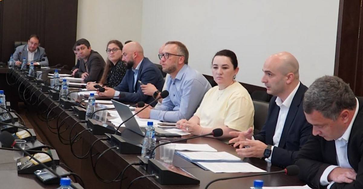 Аԥсны Жәлар Реизара  адепутатцәа ралхрақәа ирыдҳәалоу азакәан апроектқәа ирыхәаԥшит Дауҭ Хәытаба ихантәаҩрала имҩаԥысуаз аҳәынҭқарра-зинтә политиказы апарламенттә еилакы аилатәараҿы