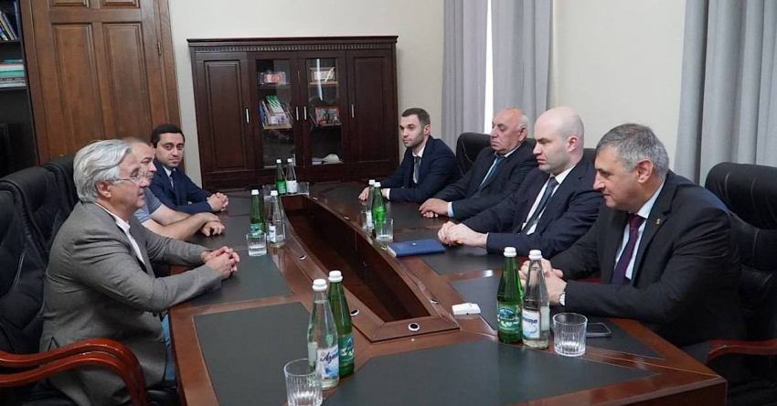 Жәлар Реизара  аиҳабы Лаша Ашәба Ҭаҭарсҭан Ареспублика аԥыза-министр ихаҭыԥуаҩ Василь Шаихразиев диԥылеит