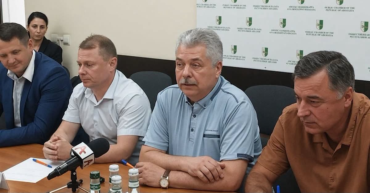 Аекологиатә шәарҭадаразы аексперт Владимир Мурашов аекономикатә ҿиареи, аинформациатә технологиақәеи, анаплакра адгылареи рзы Ауаажәларратә палата Акомиссиа аилатәараҿы ацрыҵқәа рполигон апроблема аӡбаразы етап-етаплатәи аплан ӡыригеит
