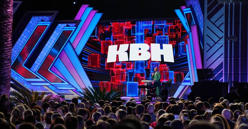 Аԥсны раԥхьаӡа акәны имҩаԥысит КВН иреиҳаӡоу алига ахәмарра, уаҟа еиԥылеит Аԥсни Урыстәылеи еизгоу ркомандақәа