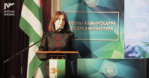 Аԥсны аҵара аминистр Хана Гәынба аҵарадырра асистема аусзуҩцәа дрыдныҳәалеит