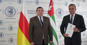 Асҭамыр Кациа Аԥсны иҟоу Аахыҵ Уаԥстәыла иҷыдалкааны азинмчы змоу цҳаражәҳәаҩыс дҟаҵоуп