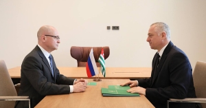 Бадра Гәынбеи Сергеи Кириенкои русуратә еиԥылара мҩаԥысит