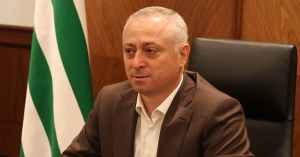 Аԥсны Аҳәынҭқарра Ахада Бадра Гәынба иахьа дырҧылеит абжьаратә ҵараиурҭакәа рҿы иалагалоу азанааҭ арҵаҩы-амҩақәҵаҩцәас раҧхьа иалхыу 18-ҩык