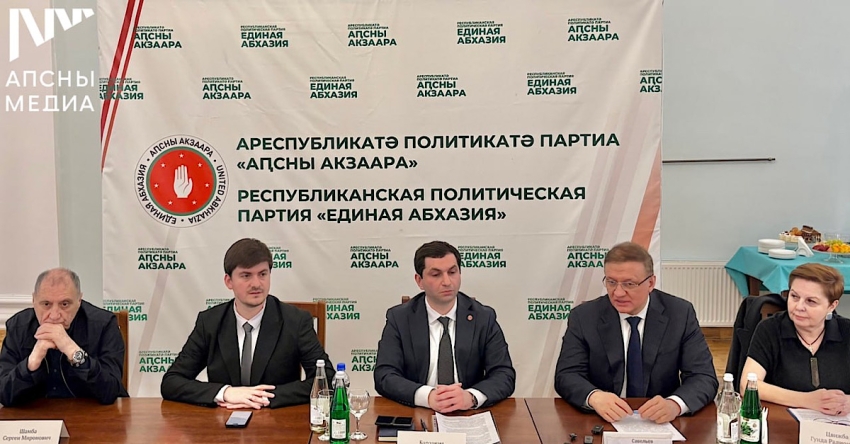 Аполитикатә ҭышәынтәалара аекономика иауасхыруп: &laquo;Аԥсны акзаара&raquo; иҟанаҵеит имҩаԥнагаз астол гьежь аихшьалақәа