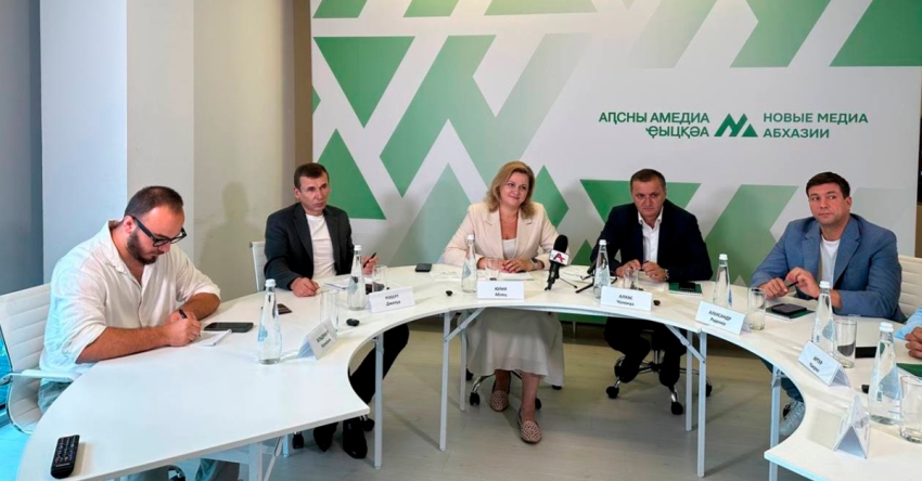 Аусура иалагеит