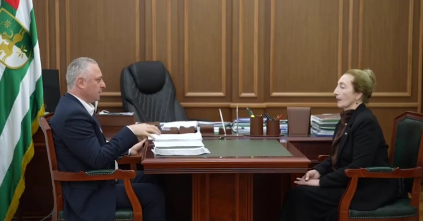 Имҩаԥысит Аҳәынҭқарра Ахада Бадра Гәынбеи Ауаажәларратә палата амаӡаныҟәгаҩ Гәыли Кьычбеи реиԥылара