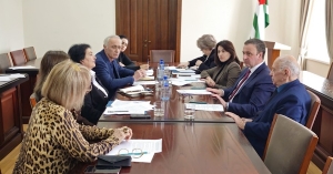 Ақыҭа школқәа рҿы арҵаҩцәа адгылара рыҭара иазку азҵаарақәа ирылацәажәеит Аминистрцәа Реилазаараҿы