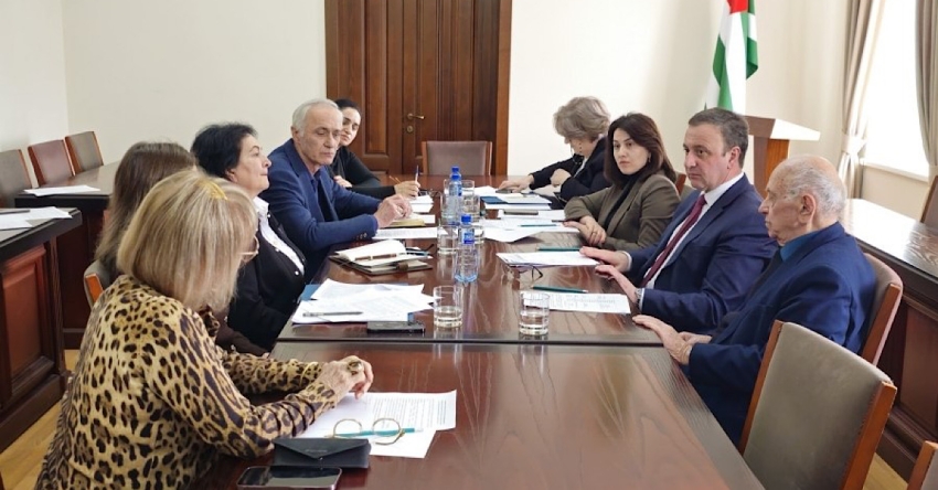 Ақыҭа школқәа рҿы арҵаҩцәа адгылара рыҭара иазку азҵаарақәа ирылацәажәеит Аминистрцәа Реилазаараҿы