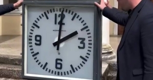 Ақалақь асимвол дырхынҳәит: Тҟәарчал адәахьтәи асааҭ ҿыцқәа шьақәдыргылоит