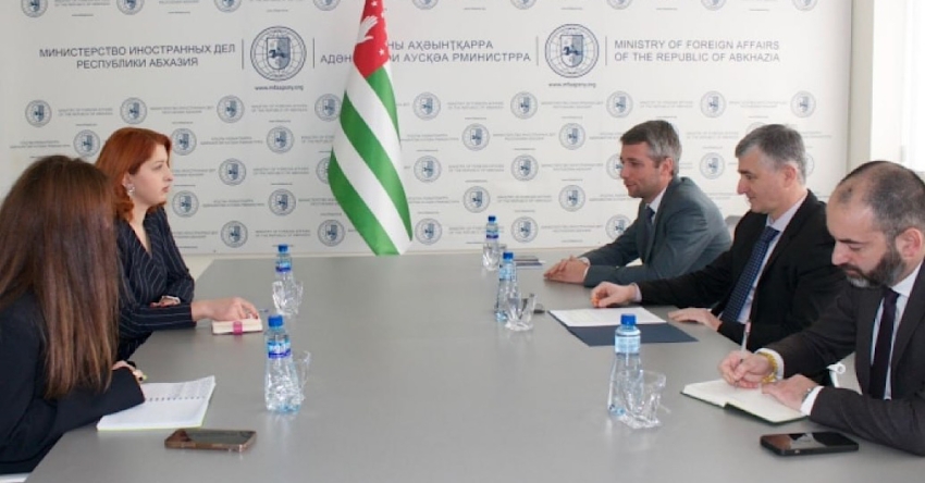 Аԥсны адәныҟатәи аусқәа Рминистрраҟны имҩаԥысит Ҭырқәтәылатәи аԥсуа диаспора ахаҭарнак Елчин Аӡынба лԥылара