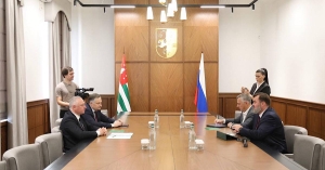 Аԥсны Ахада Иҳәынҭқарратәым автономтә еиҿкаара «Урыстәыла – алшарақәа иртәылоуп» адиректор хада диԥылеит