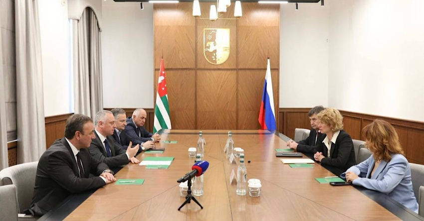 Аԥсны Ахада Бадра Гәынба Урыстәыла ақыҭанхамҩа аминистр Оксана Лут дылԥылеит