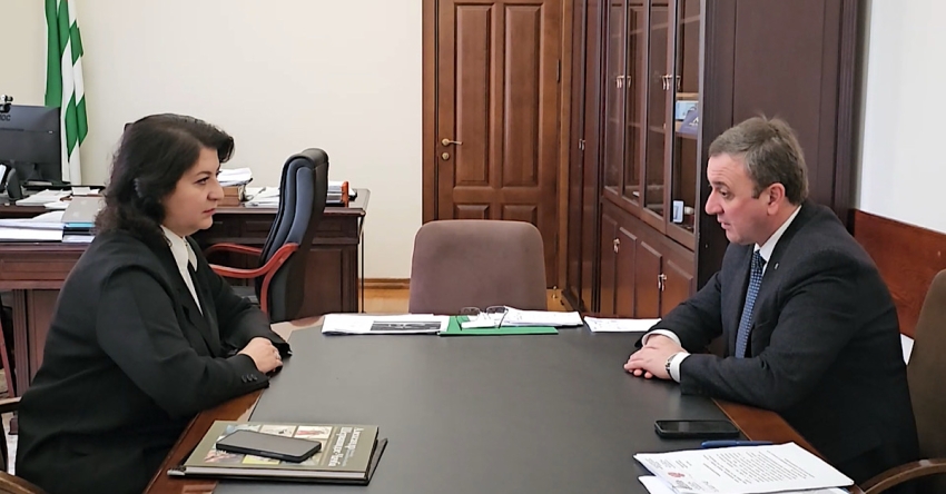 Владимир Делба Аԥсны иҟоу Урыстәыла  ахәаахәҭратә хаҭарнак Залина Кобесова дылԥылеит