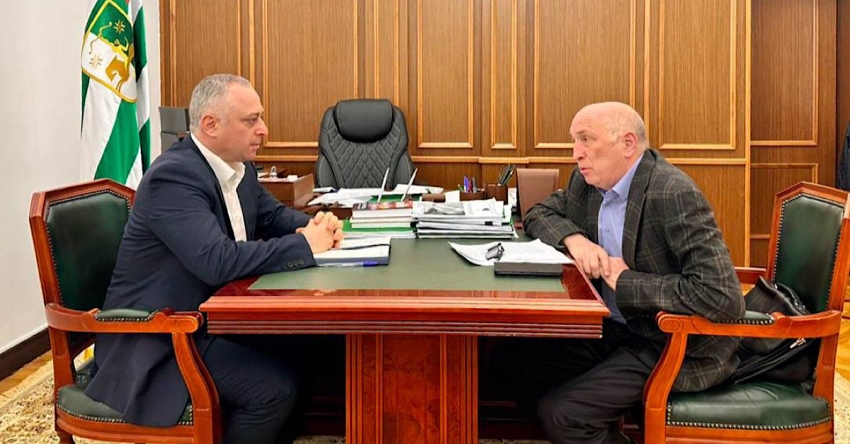 Иахьа, Аԥсны Аҳәынҭқарра Ахада дидикылеит ауаажәларратә усзуҩ, апоет Владимир Занҭариа