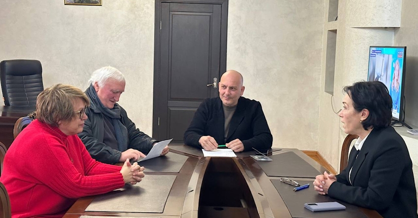 Аԥсны Акультура аминистр Даур Ақаҩба Амилаҭтә сахьаҭыхратә галереиа анапхгара алархәны аусуратә еилатәара мҩаԥигеит